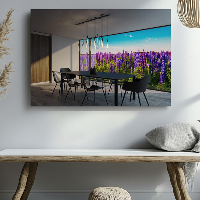 Toile, une salle à manger moderne avec une longue et élégante table murale noire entourée de chaises noires contemporaines fixées contre un superbe art mural sur toile
