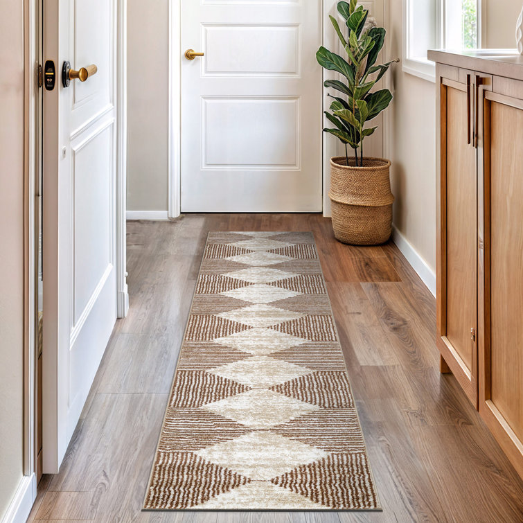 Tapis beige à rayures géométriques brunes