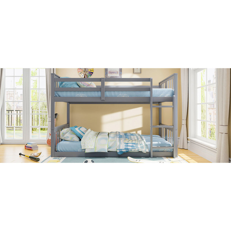 Le lit simple au-dessus d'un lit superposé avec une conception grise, élégante et solide rehausse le style de la chambre à coucher