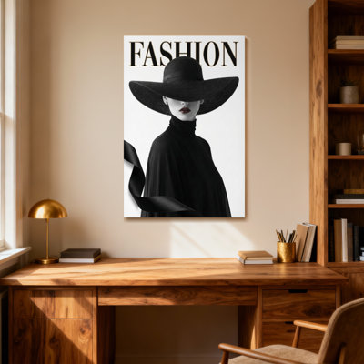 Mannequin en chapeau noir et cape