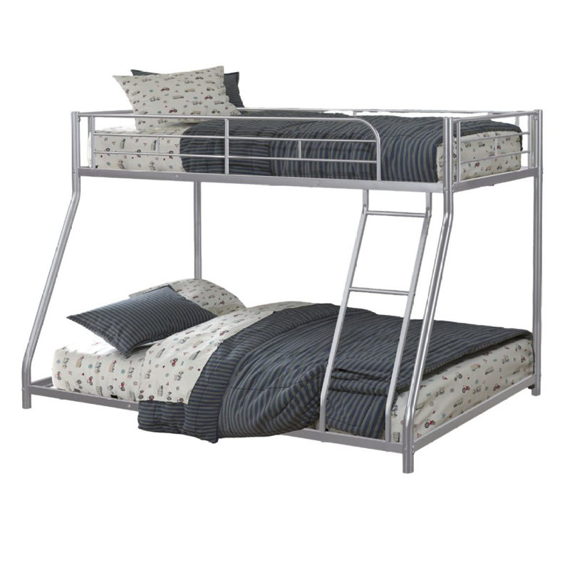 Lit simple superposé au dessus d'un lit double en métal de style contemporain avec finition argentée et échelle en angle
