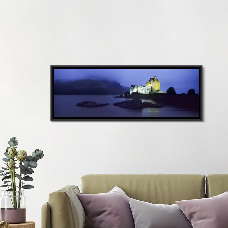 «Castle Lit up at Dusk, Eilean Donan Castle, Écosse», reproduction de photo sur toile, H 12 po x l 36 po x P 1,5 po