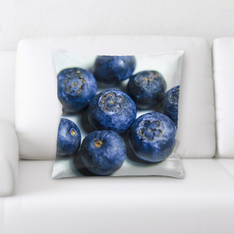 Coussin de baies besser fruits sur un fond blanc
