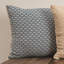 Coussin décoratif manuel festonné 21 po x 21 po Woodworkers & Weavers-133681391