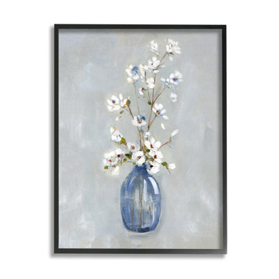 Arrangement classique de fleurs blanches dans un vase bleu, peinture Ikebana par Sally Swatland - Peinture