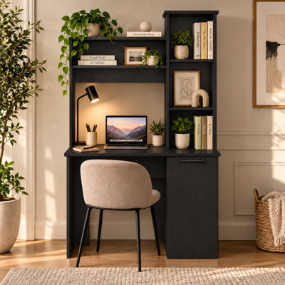 Bureau Carson d'Ebern Designs, 163 cm de hauteur, bureau moderne pour studio ou bureau, avec une porte, deux tablettes du haut et des étagères latérales ouvertes pour ranger des livres.
