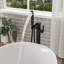 Robinet de baignoire à fixation au sol à 1 poignée avec inverseur et douche à main-99439725