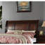Grand lit de style traditionnel avec tête de lit en placage de cerisier et tiroirs pour la chambre à coucher, fabriqué à partir d'une tête de lit de pin en panneau de particules, finition en pin et contreplaqué-129996440