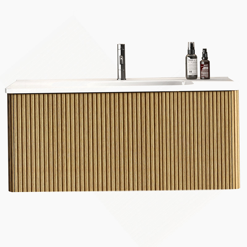 Élégant meuble-lavabo rayé en chêne naturel avec lavabo intégré, conception murale flottante pour une organisation de salle de bain moderne et un attrait esthétique.