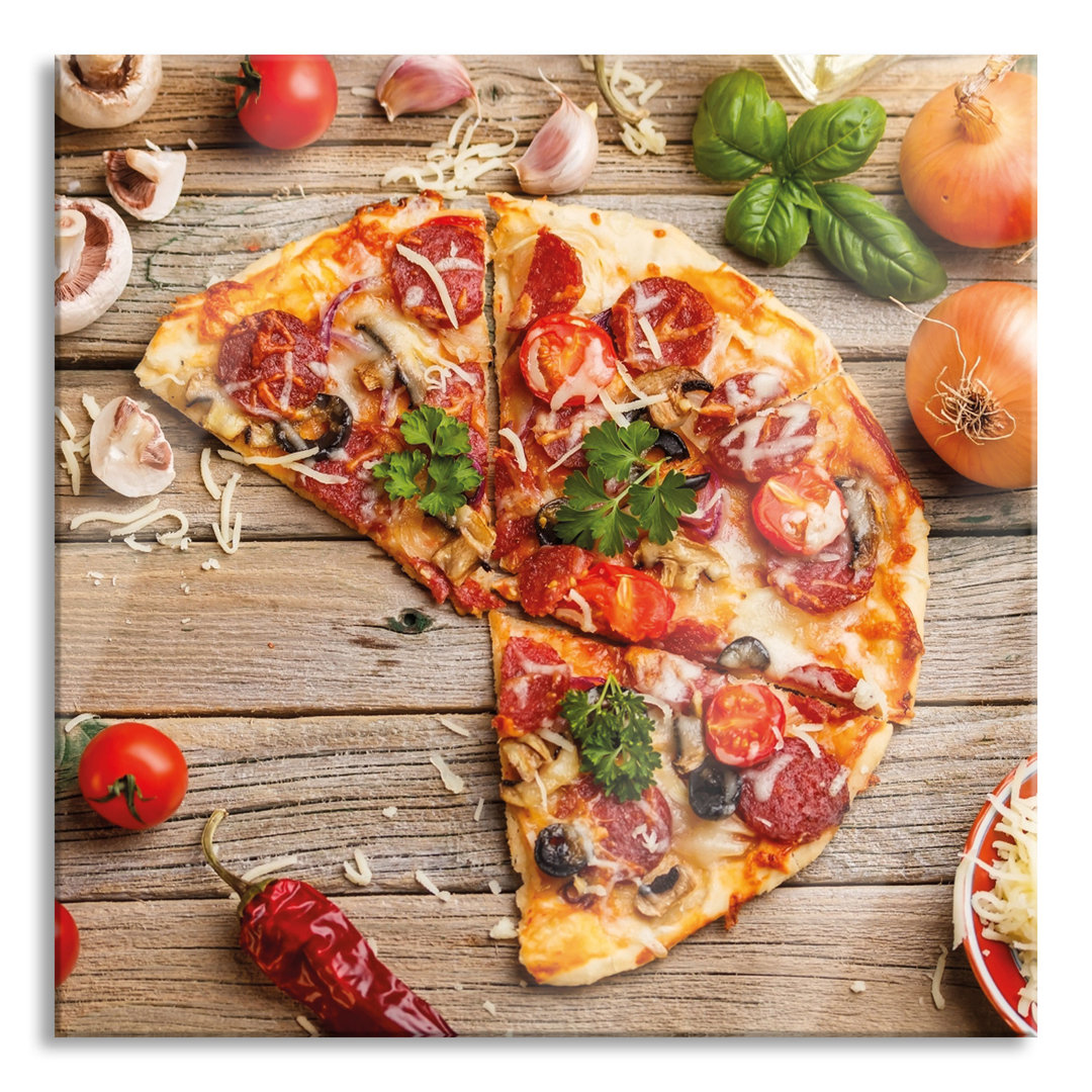 Glasbild Italienische Pizza auf einem Holztisch