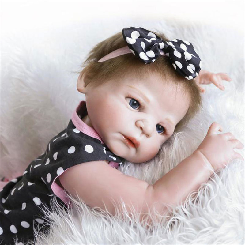 Poupée de bébé nouveau-né à la main