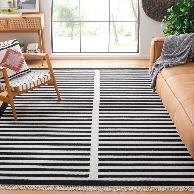 Delia Ivory/Black Area Rug, Rectangle 8 pi x 10 pi