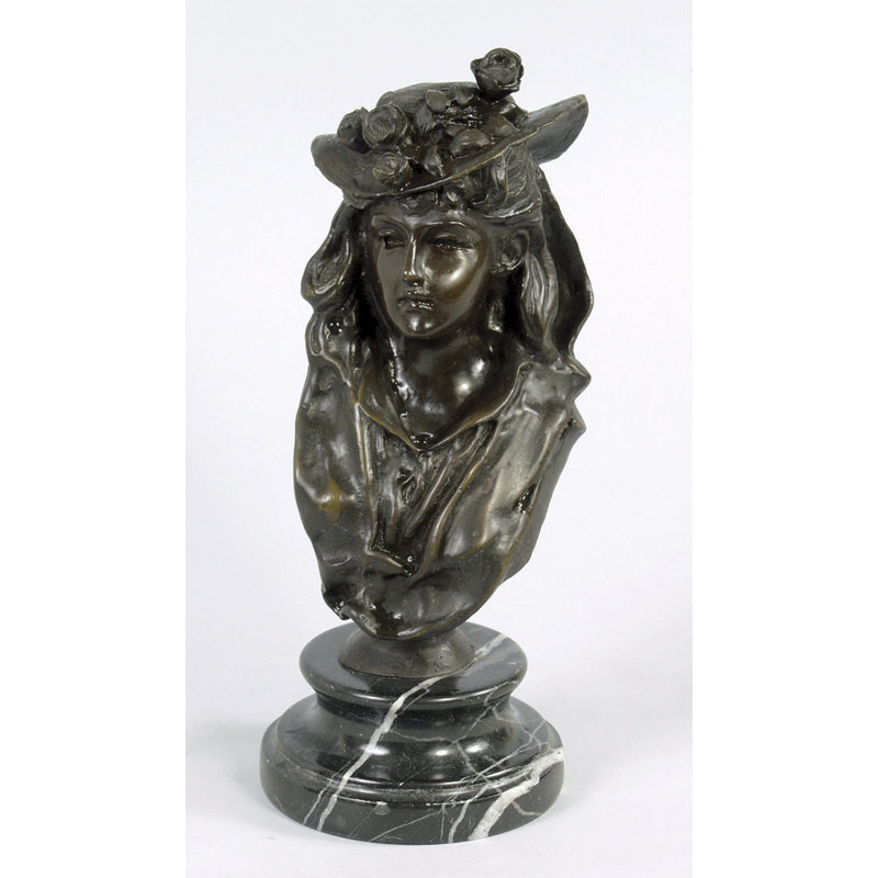 Fille au buste de chapeau