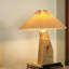 Petite lampe de table moderne en résine beige avec abat-jour en lin pour le salon de la chambre à coucher, ampoule incluse