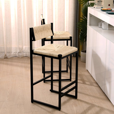 Paire de tabourets de bar en corde de papier blanc crème tressée, élégants pour les cafés. Pied en métal, assise rembourrée. Ne pas mettre d'objets pointus sur l'assise. 2 pièces - Chic et pratique. Pied en métal tressé à la main. Polyvalents. Adaptés à plusieurs pièces. Supportent jusqu'à 100 kg.