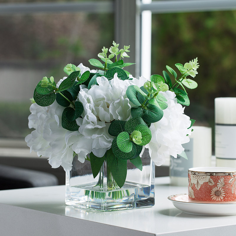 Arrangement floral pivoines dans un vase
