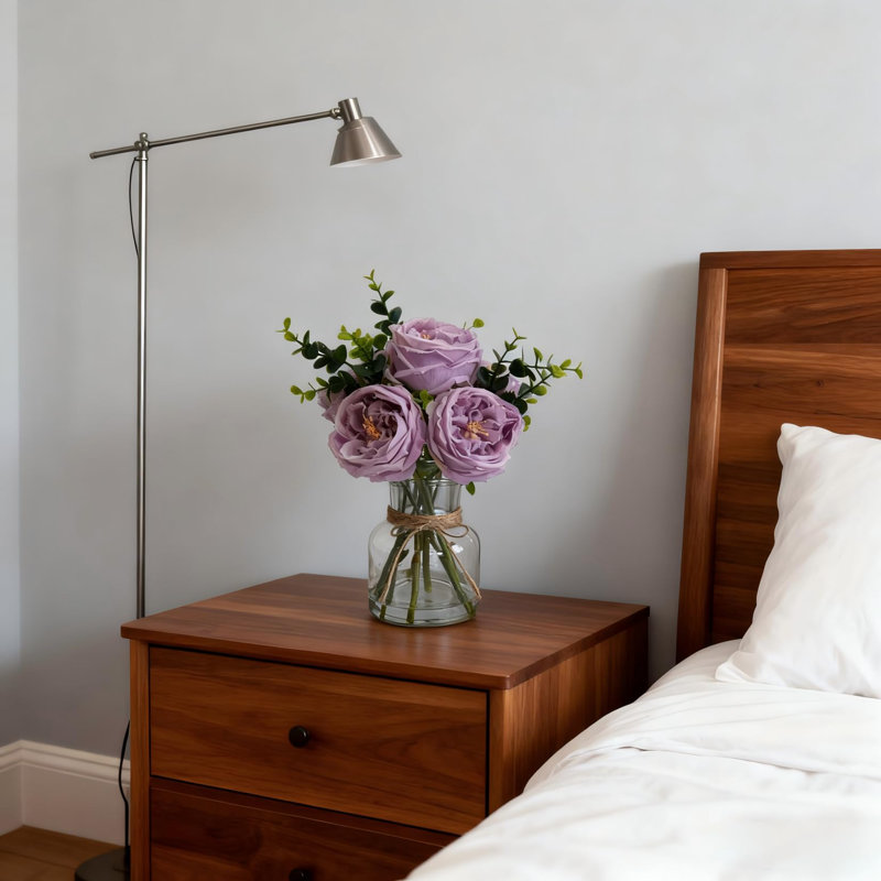 Bouquet de roses et de pivoines artificielles dans un vase en verre avec de l'eau artificielle, Purple