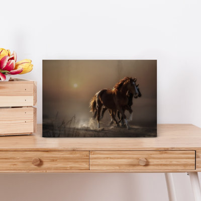 Chevaux sauvages à l'heure dorée, une œuvre d'art contemporaine et éthérée représentant des chevaux au lever du soleil.