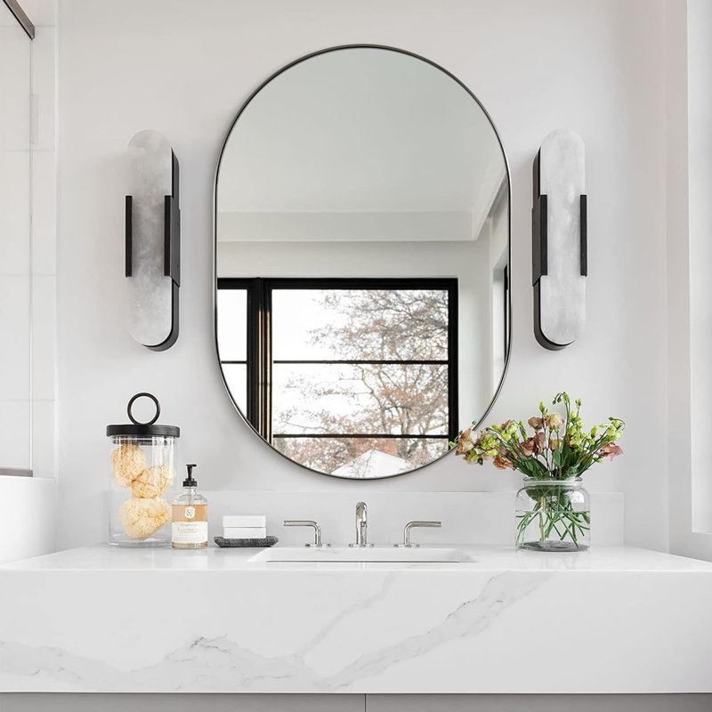 Miroir de salle de bain Kaitlee Cadre en acier inoxydable, Chrome poli, Pilule, 38 po x 26 po