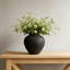 Grand vase rond noir avec aspect poterie