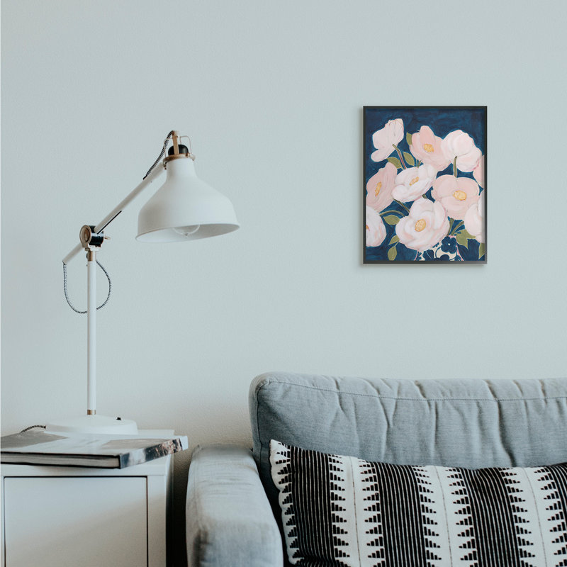 Fleurs printanières, pétales roses sur bleu profond, Giclée encadrée noir minuit, H 14 po x l 11 po