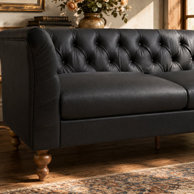 Canapé Chesterfield Veloria 73,5'', canapé 3 places en similicuir avec dossier capitonné, accoudoirs évasés, coussins amovibles et pieds en hévéa pour salon
