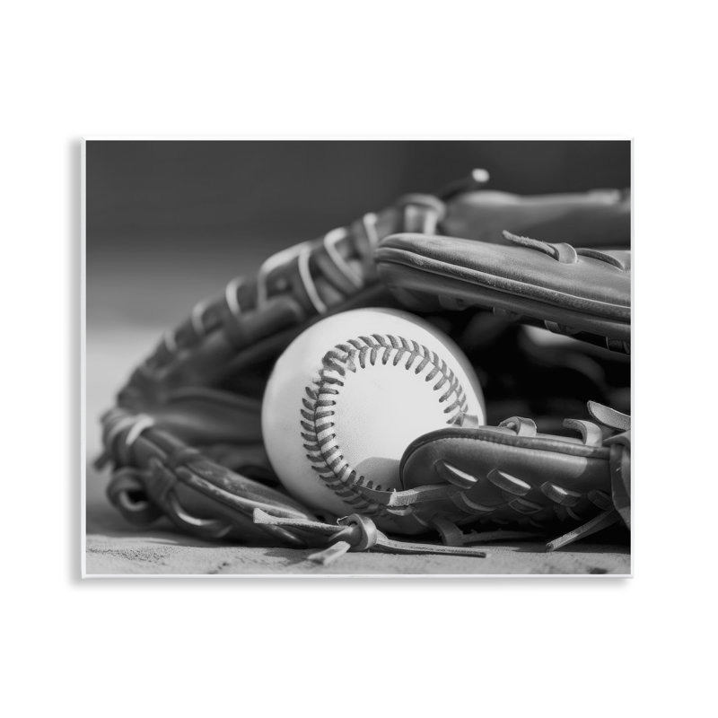 «Baseball Mitt & Ball» par Daphne Polselli