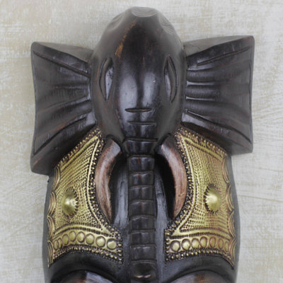 Le masque en bois d’afrique de l’éléphant est mon ami