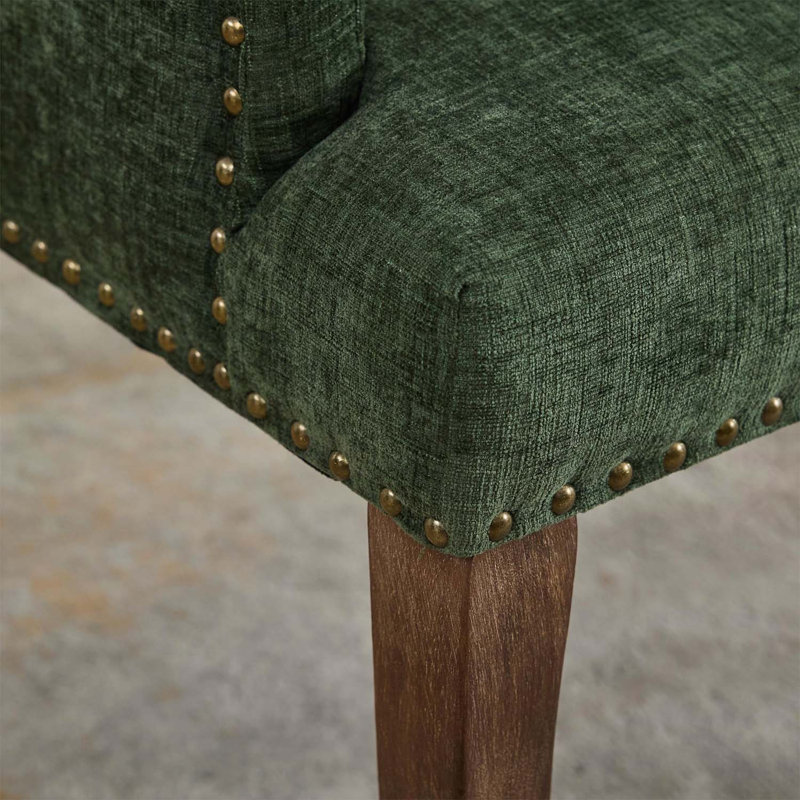 Chaise de salle à manger élégante en tissu chenille, pieds en bois courbés, dossier capitonné et accoudoirs confortables pour intérieurs modernes.