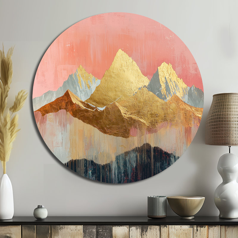 Lumière dorée sur les pics de cristal de la rose I - Montagnes, reproduction métallique ronde, H 36 po x l 36 po