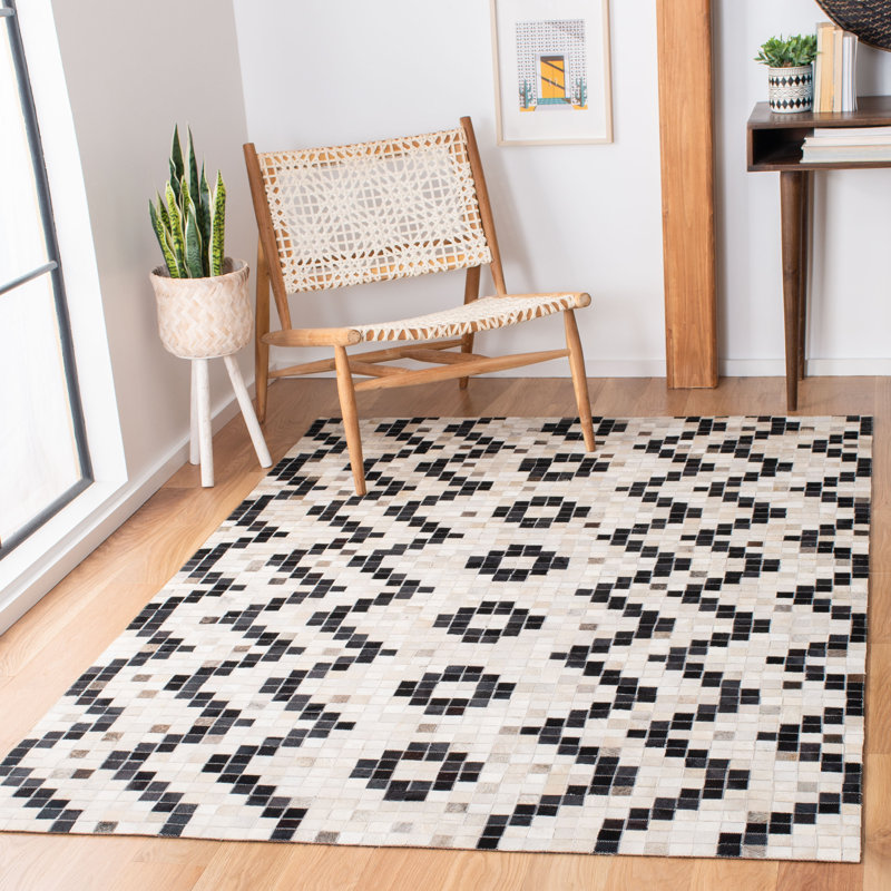 Sebeka Hand Woven Leather/Felted Cloth Chevron Rug in Ivory/Black, Rectangle 5' x 8'