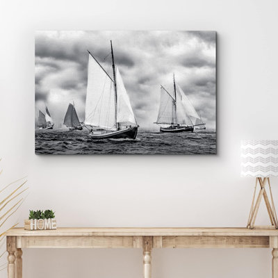 Plage côtière Voilier avec grande voile blanche Transport Photographie océanique Noir et blanc