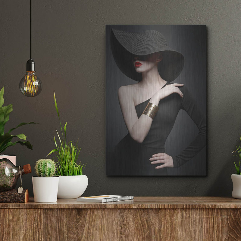 «Lady In Black» par Luxe, H 16 po x l 12 po