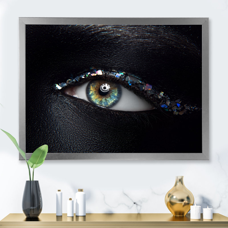 «Woman Eyes with Multi-coloured Glass Sparkles» - photographie sur toile, H 24 po x l 32 po x P 1,5 po