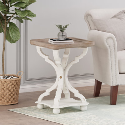 Magnifique table d'appoint de style campagne française, avec un matériau à la finition vieillie captivante et un plateau à bords carrés.