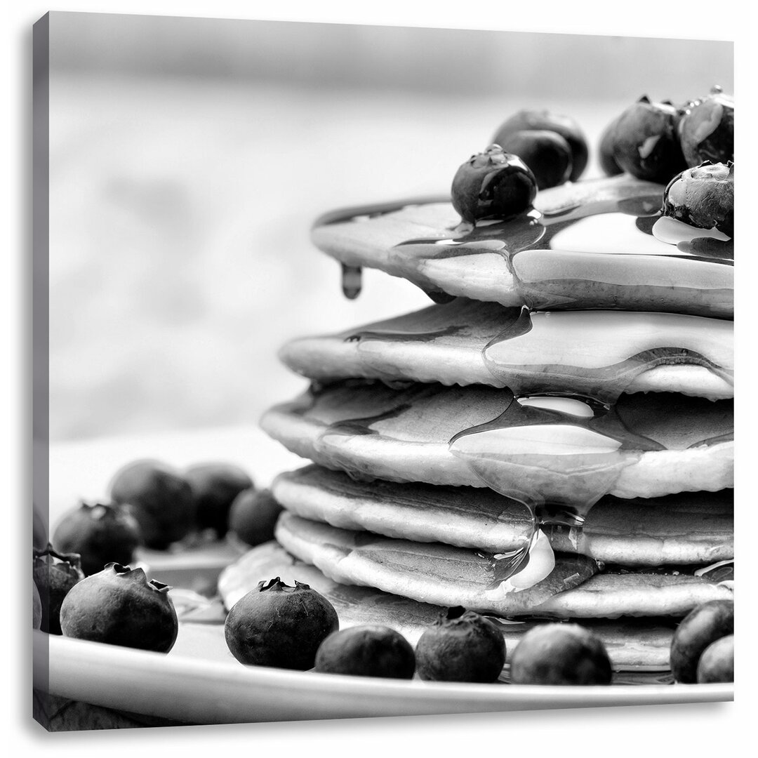 Leinwandbild Pancakes mit Sirup und Blaubeeren