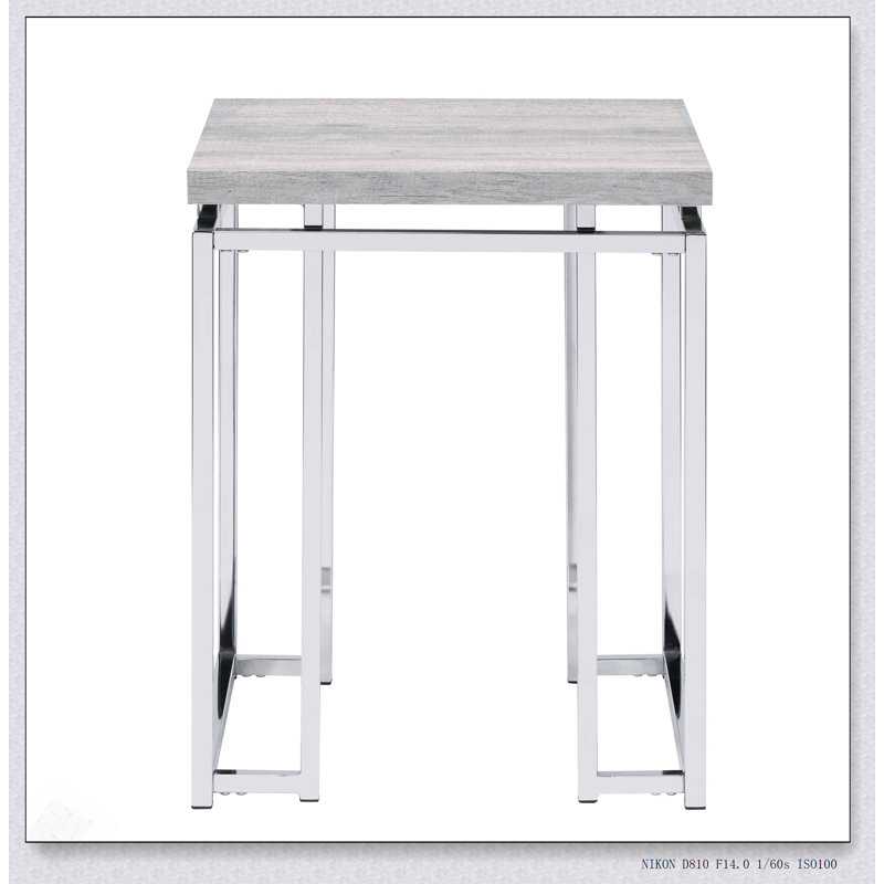 Table de bout en chêne naturel et chrome avec base en métal, parfaite pour les espaces de vie modernes et fonctionnels.