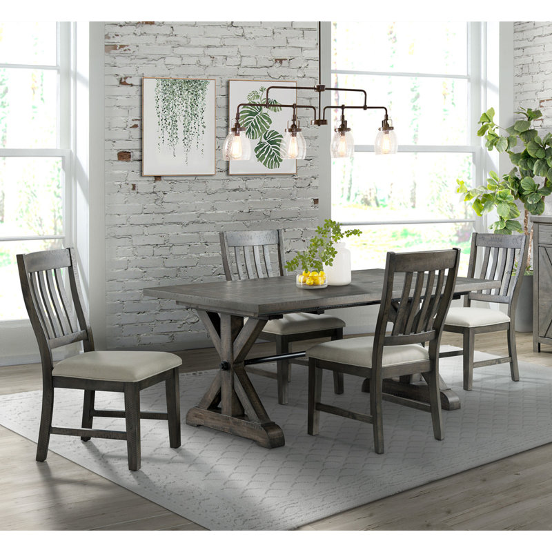 Ensemble repas 5 pièces Sunset Trading Trestle | Table extensible 96 po rectangulaire | 4 chaises d'appoint rembourrées | Bois gris vieilli | 8 sièges