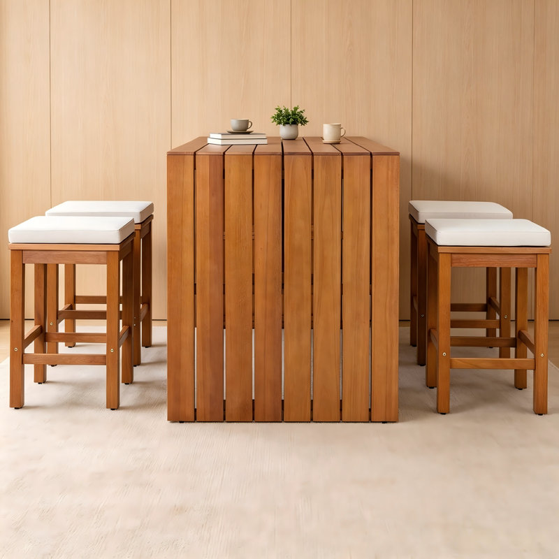Cet ensemble de bar en bois d'acacia cinq pièces présente une conception simple et pratique, avec une seule table et quatre tabourets de bar rembourrés beiges.