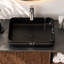 Meuble-lavabo mural de 91 cm avec lavabo, meuble suspendu cannelé en noyer avec étagères ouvertes, comptoir noir mat et design de rangement moderne