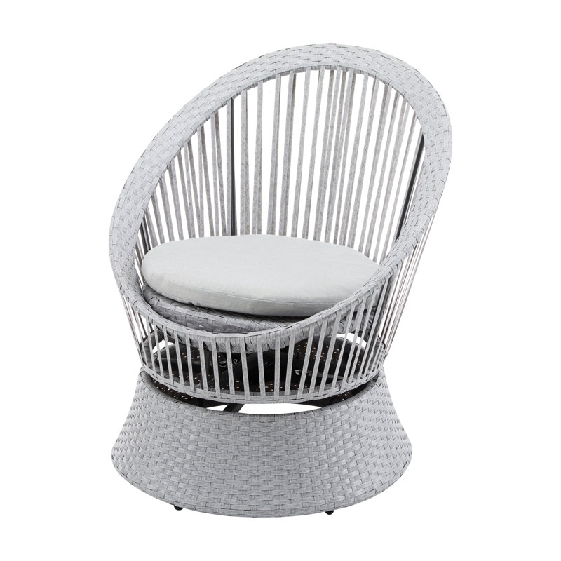 27 po La large chaise longue en fer et en fer ajoute de l'élégance à n'importe quel espace avec une profondeur de 27,5 po et offre de nombreuses places assises