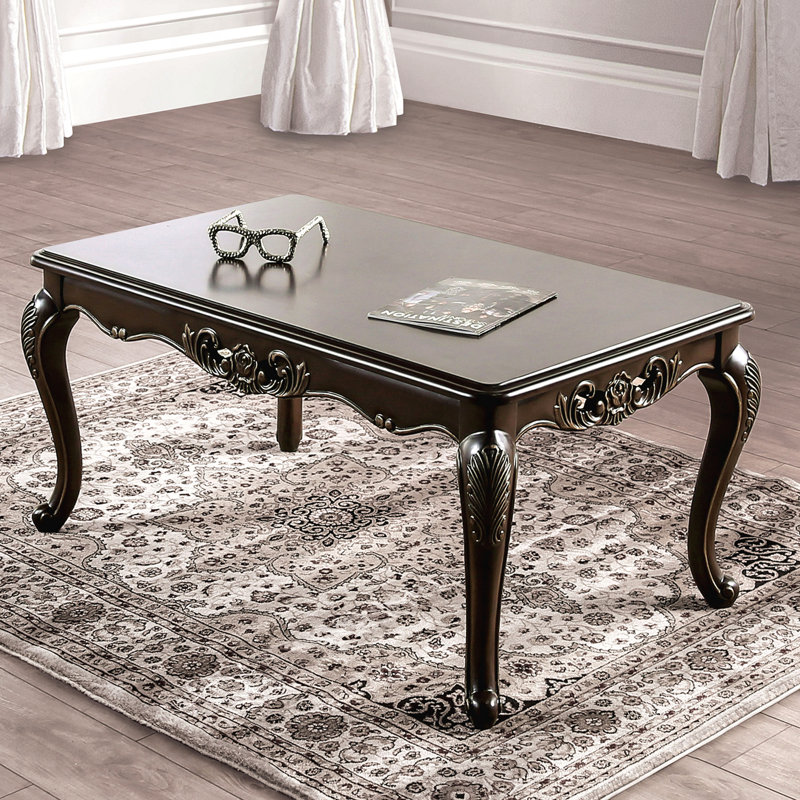 Table basse de style traditionnel avec pieds courbés et structure sculptée en bois massif Java, Brun