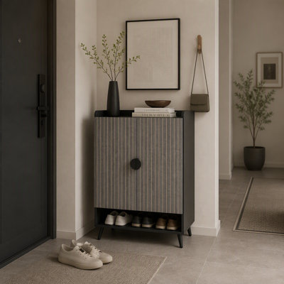 Armoire à chaussures à 7 niveaux avec tablettes réglables et portes battantes pour un rangement organisé dans l'entrée