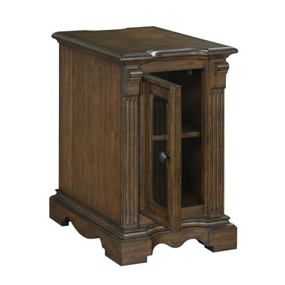 Table d'appoint brune de style classique traditionnel avec ports de chargement, étagère réglable et porte vitrée pour la décoration du salon. Finition, chargement d'alimentation et allume-cigare, porte et tablette de rangement.