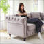 Luxueux canapé Chesterfield en velours avec capitonnage à boutons et garniture cloutée, parfait pour les salons modernes et élégants.