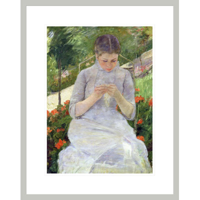 «Young Woman Sewing in the garden» par Mary Cassatt, impression giclée sur cadre
