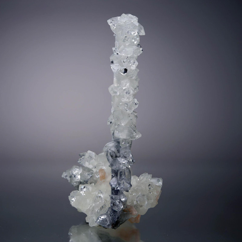 Apophyllite «Lollipop» avec calcite sur stalactite agate