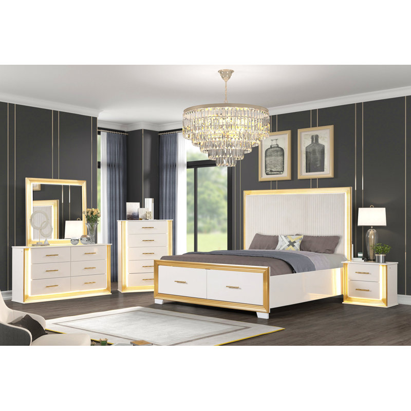 Miroir de style contemporain en bois et finition dorée
