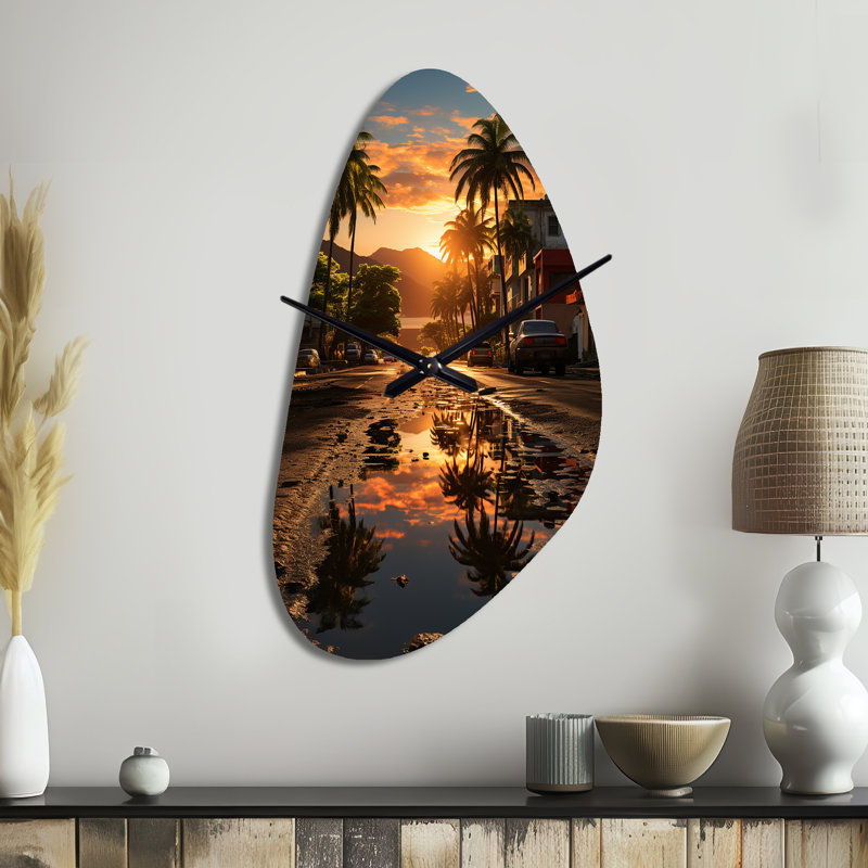 «Schwalb Puerto Rico Landscape - Puerto Rico», forme unique horloge murale en métal, impression d'horloge asymétrique verte
