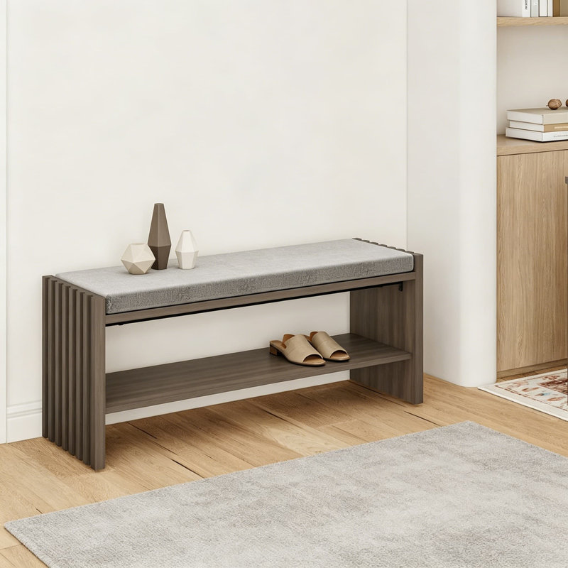 Banc de rangement pour chaussures avec coussin, banc de 40 po de large pour l'entrée, banc pour repose-pieds dans la chambre à coucher, panneaux latéraux cannelés, chêne gris